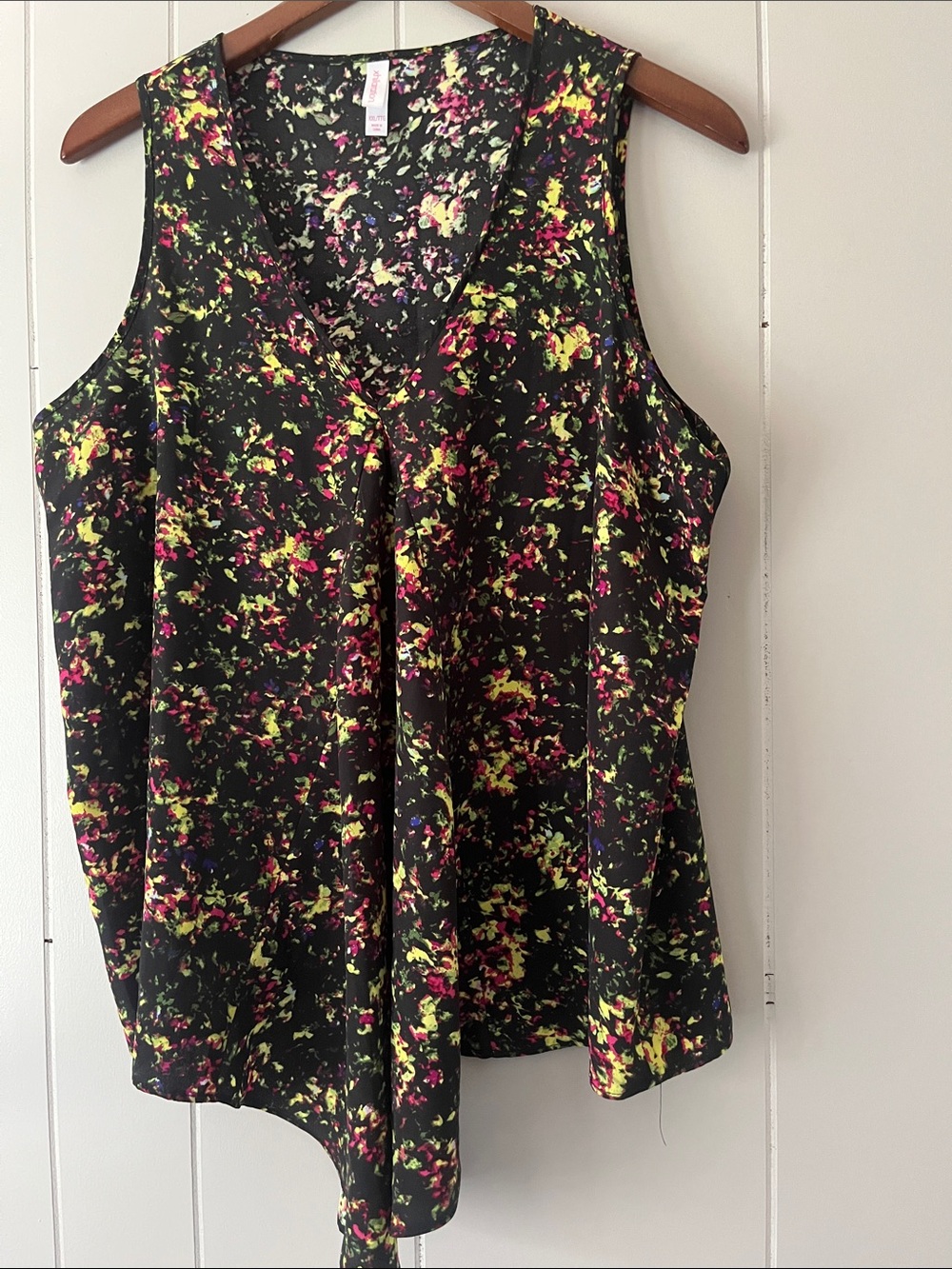 Xhilaration Black V-Neck Sleeveless Floral Splatter Tank